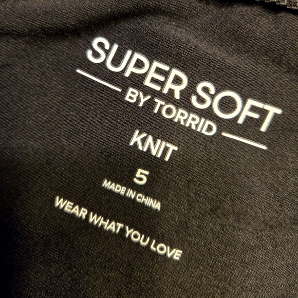 Torrid SuperSoft Tee with Tulle Sleeves 5X - Picture 3 of 8